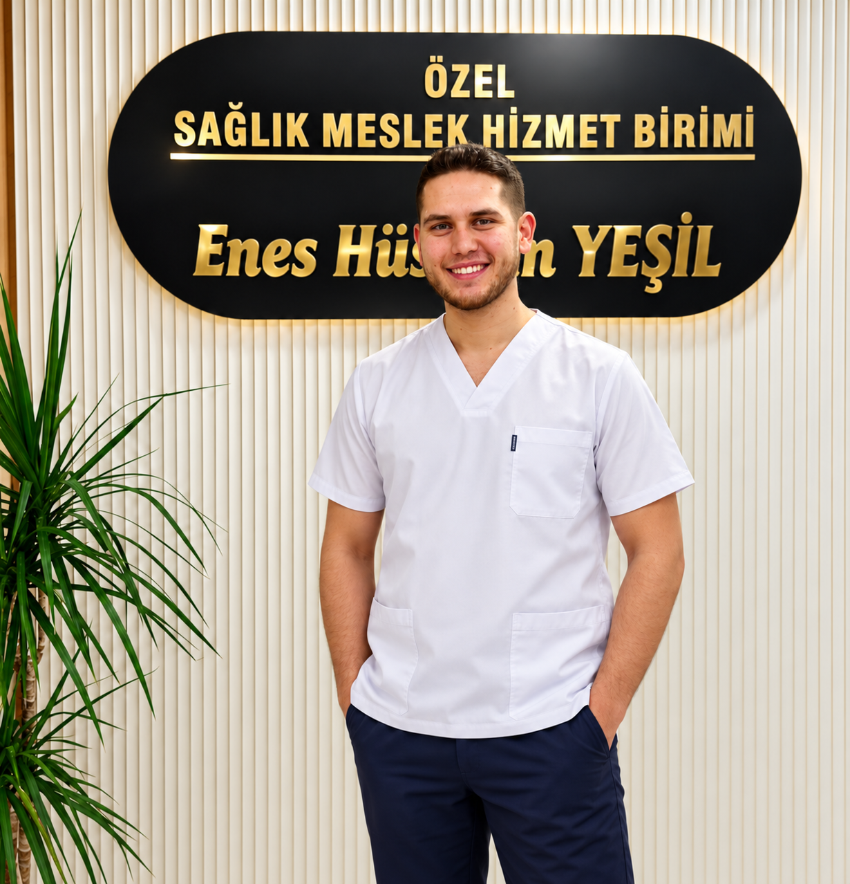 Fzt. Enes Hüseyin Yeşil, kliniğindeki altın yazılı tabela önünde